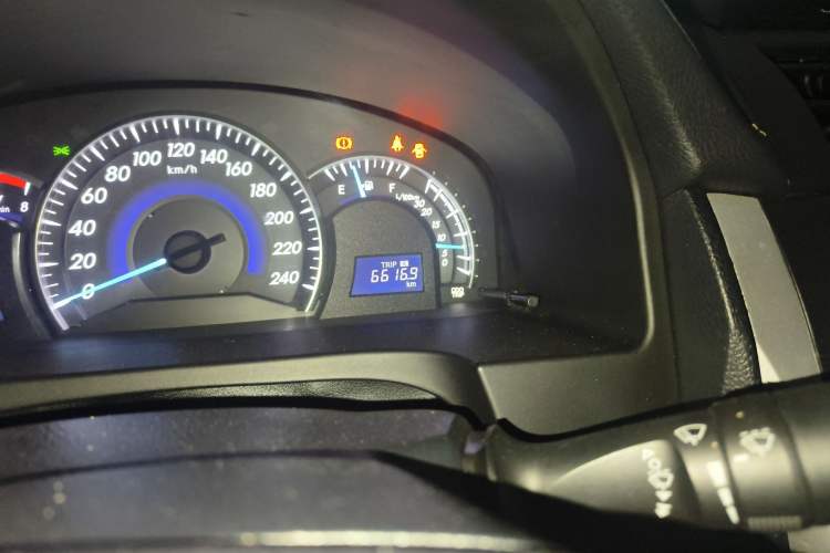 Used Toyota Camry 2016 2.0G 10th Anniversary Leading Edition Odometer Close Up