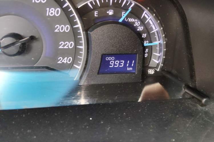 Used Toyota Camry 2016 2.0G 10th Anniversary Leading Edition Odometer Close Up