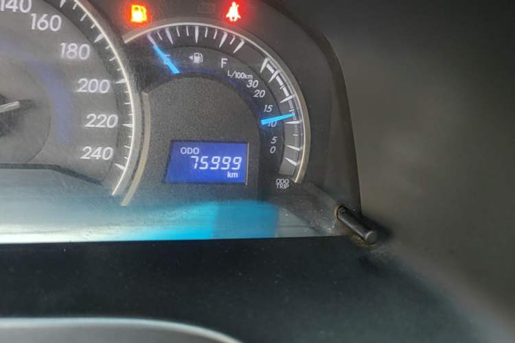 Used Toyota Camry 2016 2.0E 10th Anniversary Elite Edition Odometer Close Up