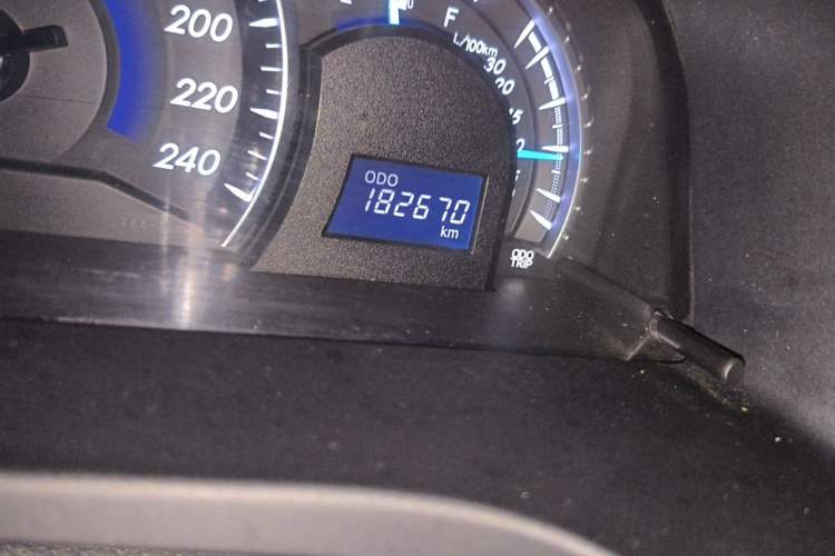 Used Toyota Camry 2016 2.0G 10th Anniversary Leading Edition Odometer Close Up