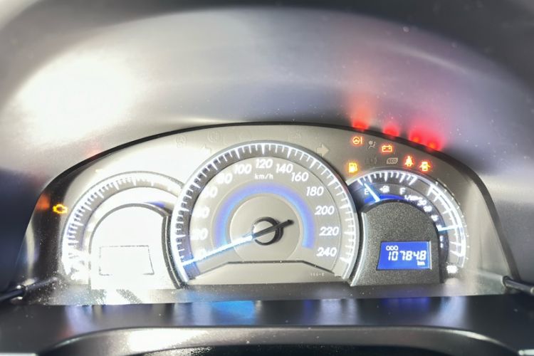Used Toyota Camry 2016 2.0G 10th Anniversary Leading Edition Odometer Close Up
