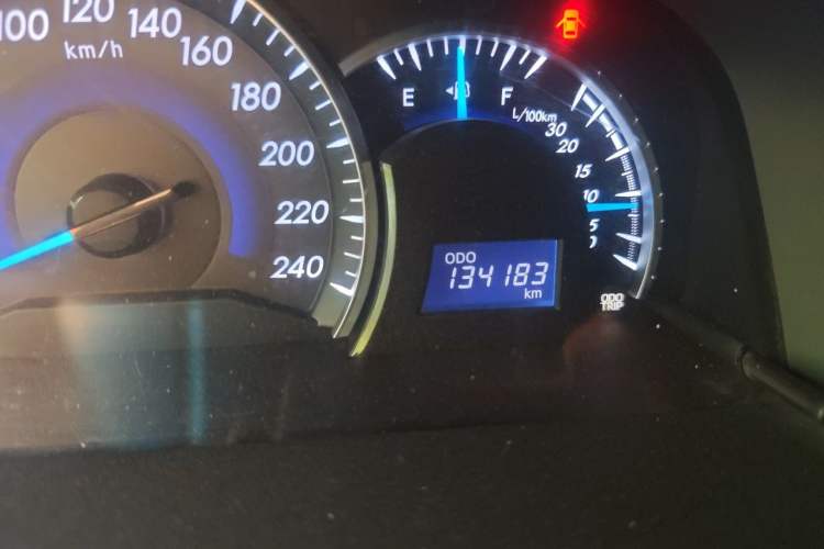 Used Toyota Camry 2016 2.0G 10th Anniversary Leading Edition Odometer Close Up
