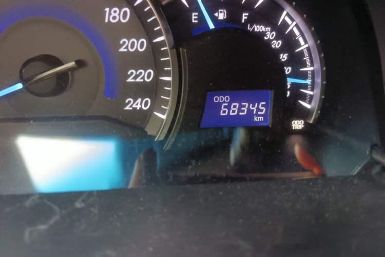 Used Toyota Camry 2016 2.0G 10th Anniversary Leading Edition Odometer Close Up