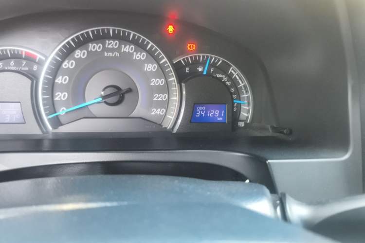 Used Toyota Camry 2016 2.0E 10th Anniversary Elite Edition Odometer Close Up