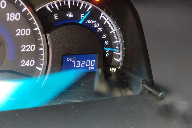 Used Toyota Camry 2016 2.0G 10th Anniversary Leading Edition Odometer Close Up
