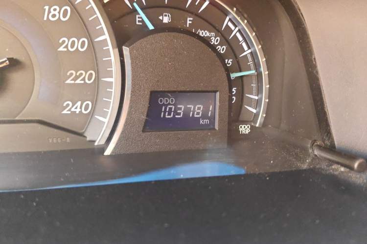 Used Toyota Camry 2016 2.0G 10th Anniversary Leading Edition Odometer Close Up