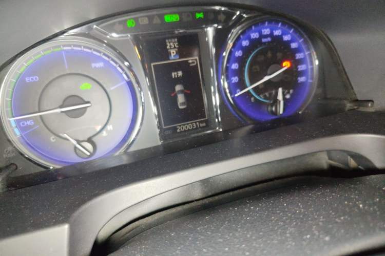 Used Toyota Camry 2016 Dual-Engine 2.5 HG 10th Anniversary Deluxe Navigation Edition Odometer Close Up