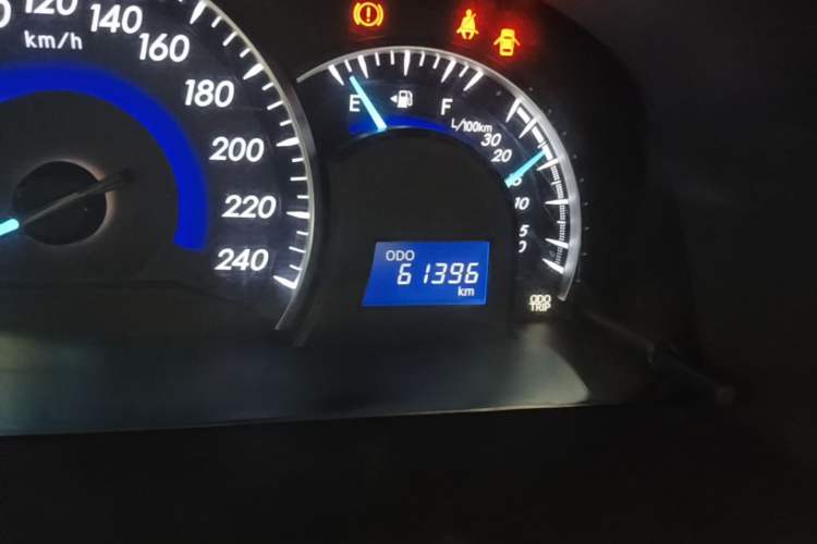 Used Toyota Camry 2016 2.0G 10th Anniversary Leading Edition Odometer Close Up