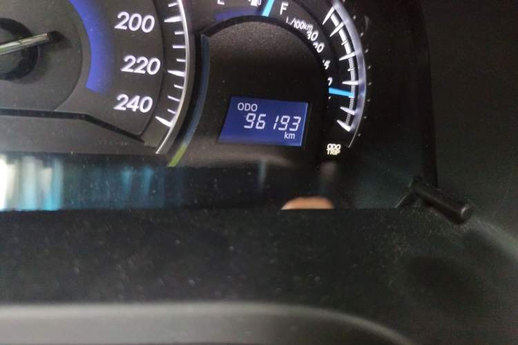 Used Toyota Camry 2016 2.0G 10th Anniversary Leading Edition Odometer Close Up
