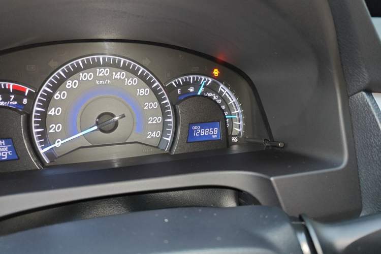 Used Toyota Camry 2016 2.0G 10th Anniversary Leading Edition Odometer Close Up
