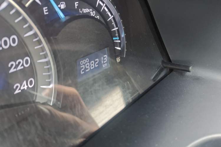 Used Toyota Camry 2016 2.0G 10th Anniversary Leading Edition Odometer Close Up