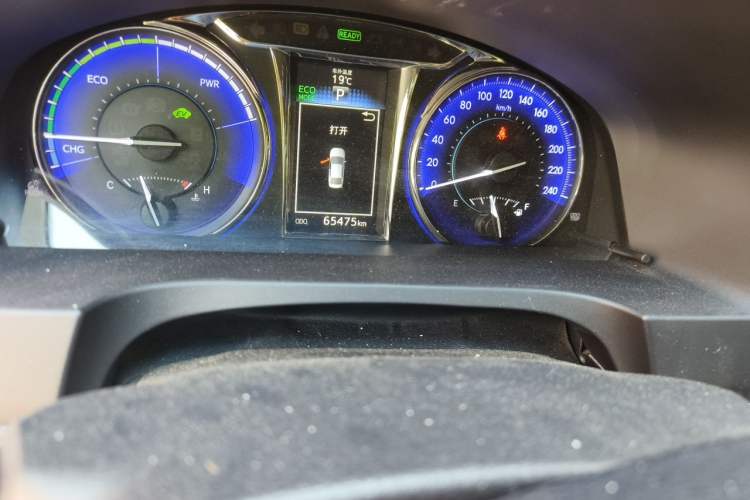 Used Toyota Camry 2016 Dual-Engine 2.5 HG 10th Anniversary Deluxe Navigation Edition Odometer Close Up