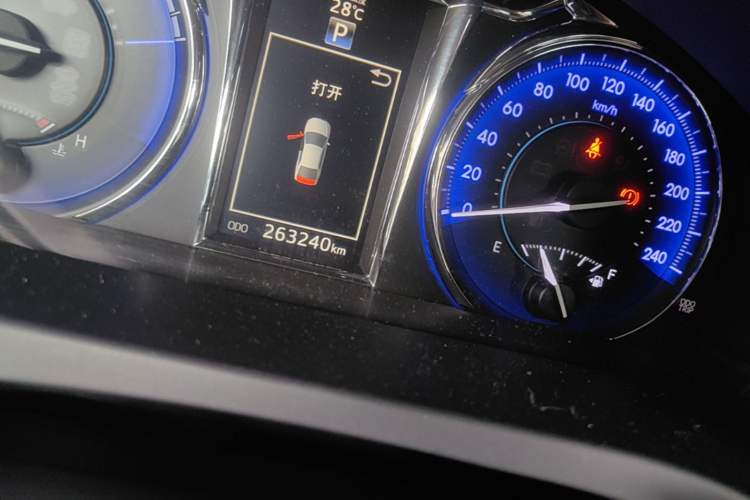 Used Toyota Camry 2016 Dual-Engine 2.5 HG 10th Anniversary Deluxe Navigation Edition Odometer Close Up