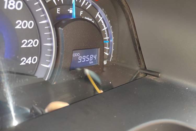 Used Toyota Camry 2016 2.5G 10th Anniversary Deluxe Navigation Edition Odometer Close Up