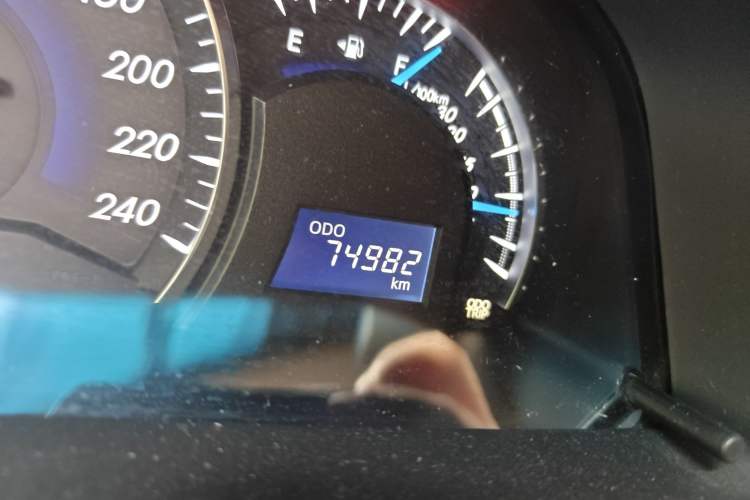 Used Toyota Camry 2016 2.0G 10th Anniversary Leading Edition Odometer Close Up