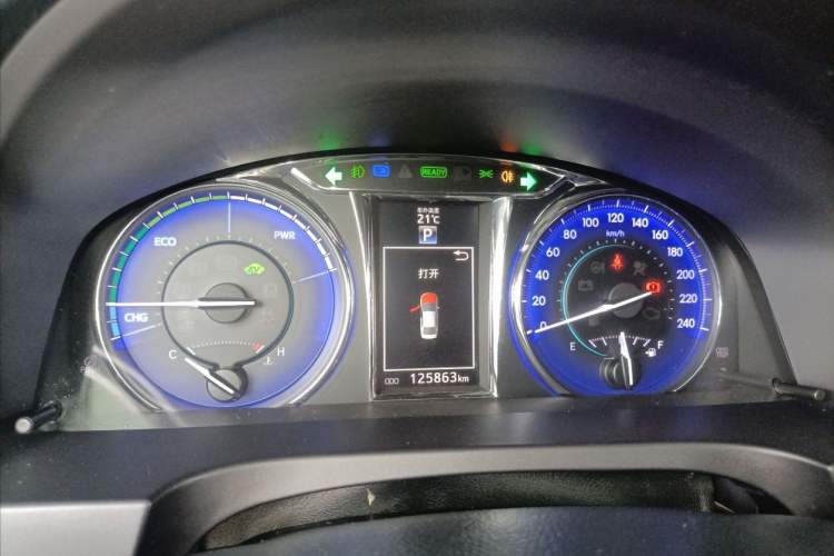 Used Toyota Camry 2016 Dual-Engine 2.5 HG 10th Anniversary Deluxe Navigation Edition Odometer Close Up