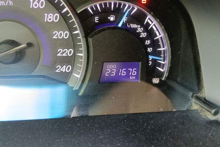 Used Toyota Camry 2016 2.0G 10th Anniversary Leading Edition Odometer Close Up