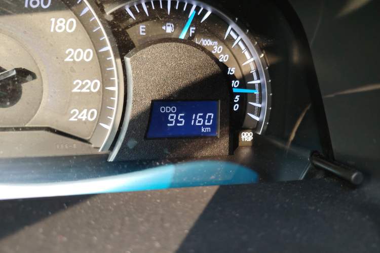 Used Toyota Camry 2016 2.0G 10th Anniversary Leading Edition Odometer Close Up