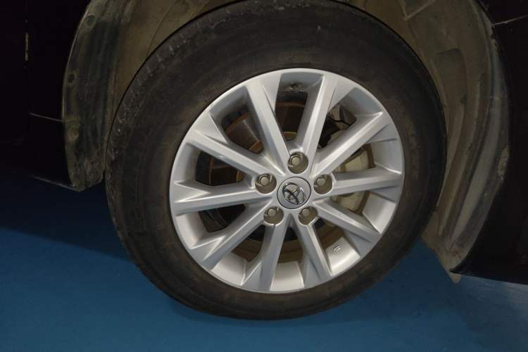 Used Toyota Camry 2016 Dual-Engine 2.5 HG 10th Anniversary Deluxe Navigation Edition Right Front Wheel Hub