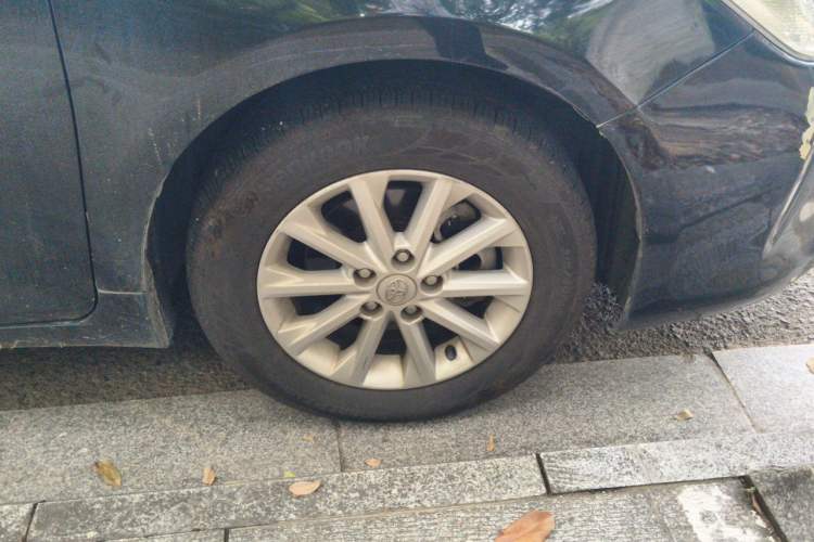 Used Toyota Camry 2016 2.0E 10th Anniversary Elite Edition Right Front Wheel Hub