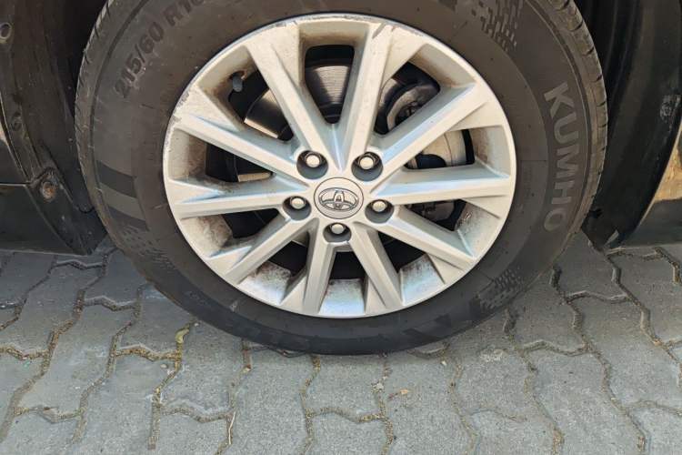 Used Toyota Camry 2016 2.0E 10th Anniversary Elite Edition Right Front Wheel Hub