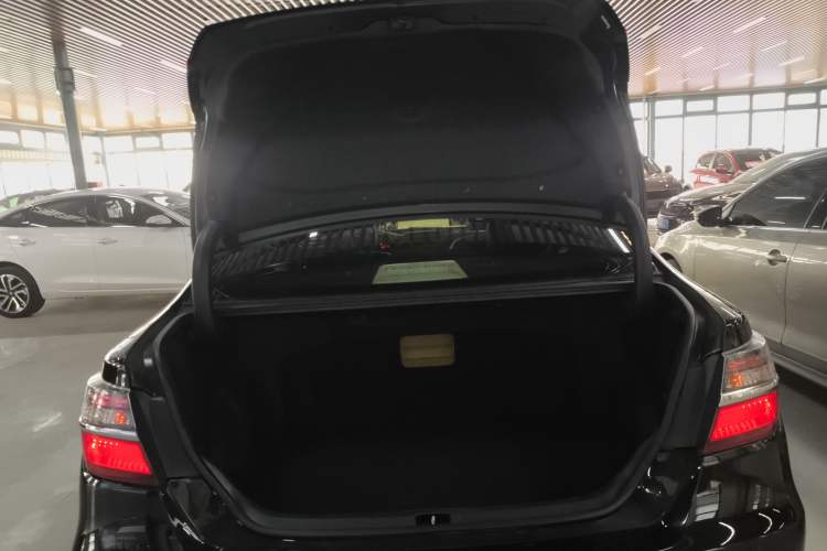Used Toyota Camry 2016 2.0E 10th Anniversary Elite Edition Trunk