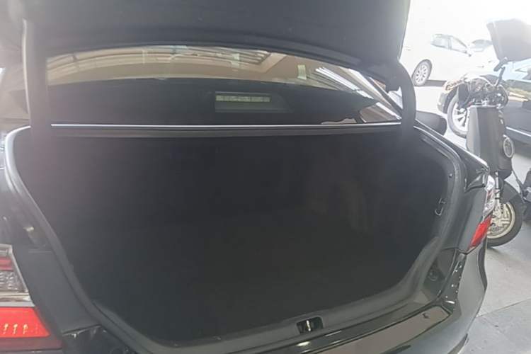 Used Toyota Camry 2016 2.5G 10th Anniversary Deluxe Navigation Edition Trunk
