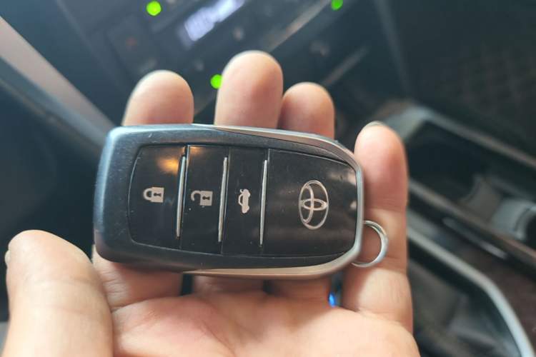 Used Toyota Camry 2016 2.5G 10th Anniversary Deluxe Navigation Edition Vehicle Key
