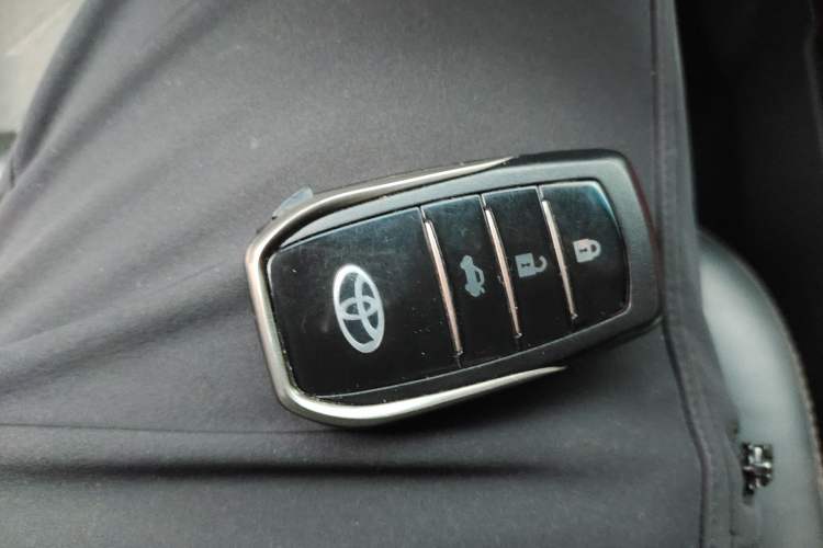 Used Toyota Camry 2016 2.0G 10th Anniversary Leading Edition Vehicle Key