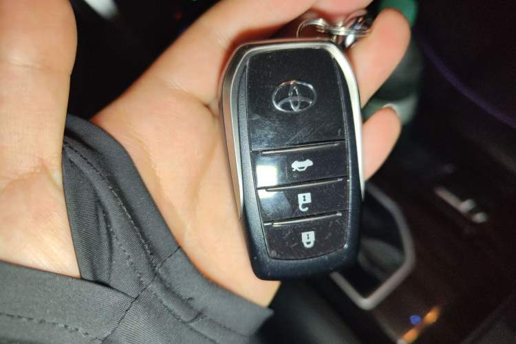 Used Toyota Camry 2016 Dual-Engine 2.5 HG 10th Anniversary Deluxe Navigation Edition Vehicle Key