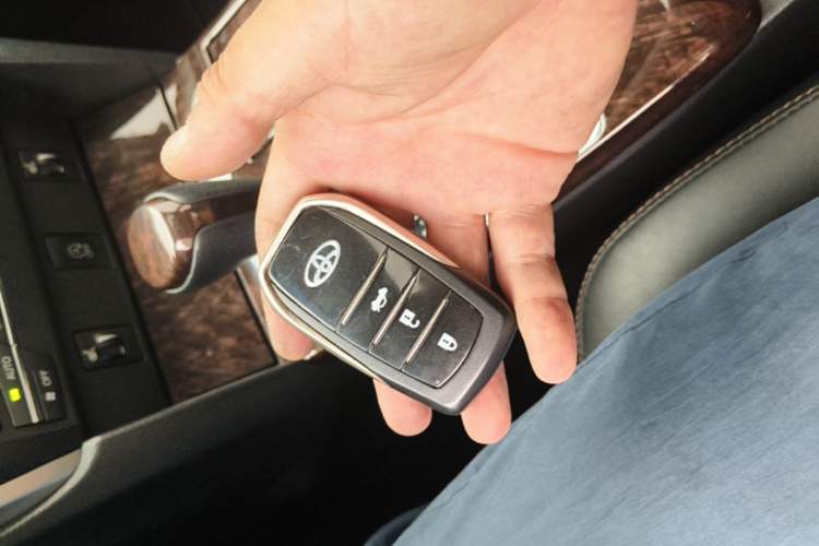 Used Toyota Camry 2016 2.0G 10th Anniversary Leading Edition Vehicle Key