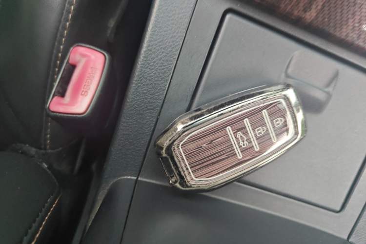 Used Toyota Camry 2016 Dual-Engine 2.5 HG 10th Anniversary Deluxe Navigation Edition Vehicle Key