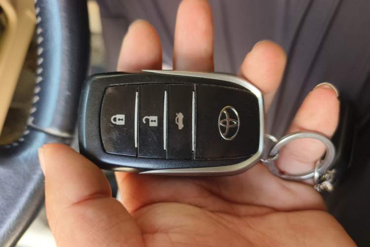 Used Toyota Camry 2016 Dual-Engine 2.5 HG 10th Anniversary Deluxe Navigation Edition Vehicle Key