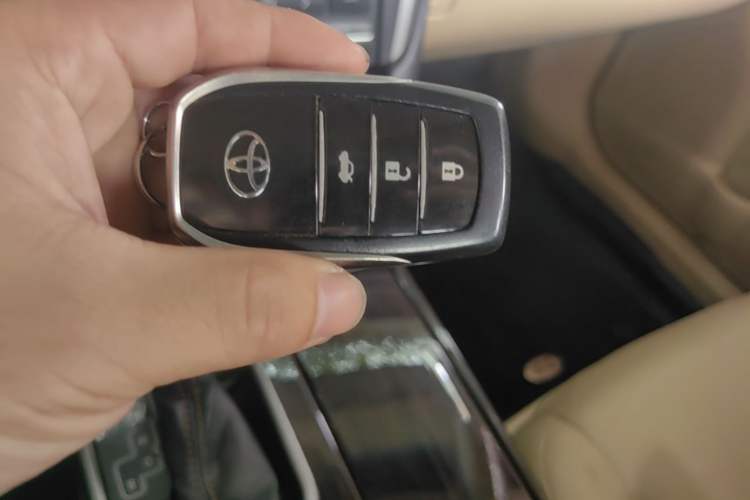 Used Toyota Camry 2016 Dual-Engine 2.5 HG 10th Anniversary Deluxe Navigation Edition Vehicle Key