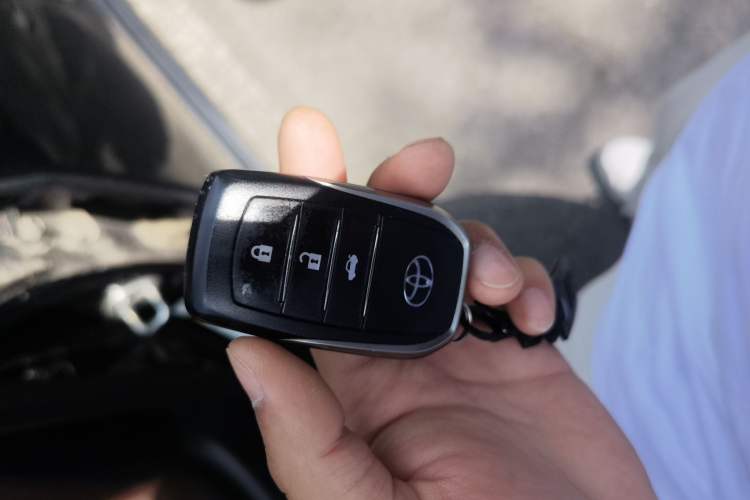 Used Toyota Camry 2016 2.5G 10th Anniversary Deluxe Navigation Edition Vehicle Key