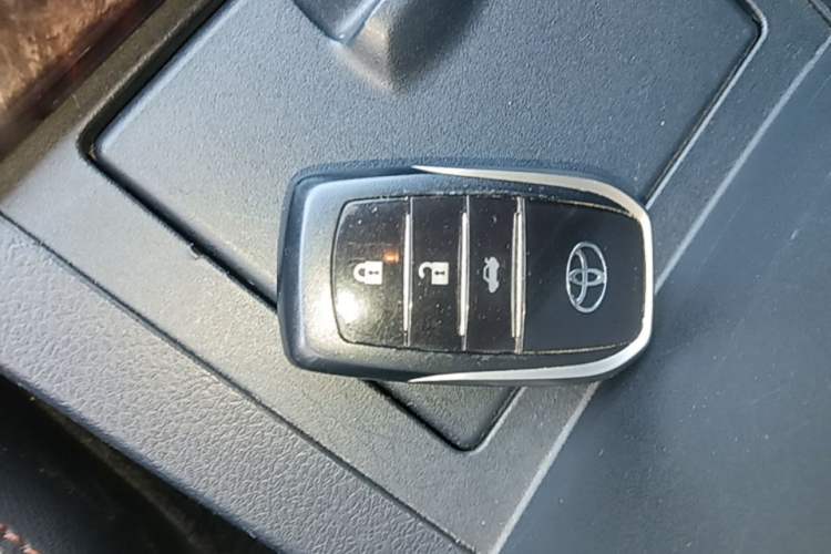 Used Toyota Camry 2016 2.5G 10th Anniversary Deluxe Navigation Edition Vehicle Key