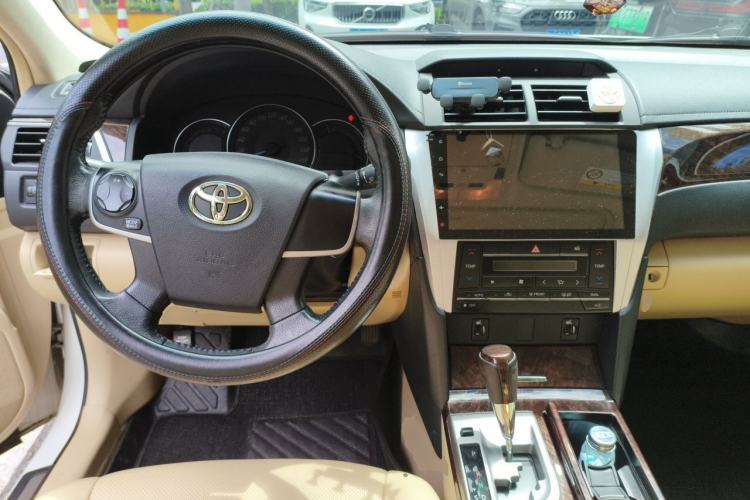 Used Toyota Camry 2016 2.0G 10th Anniversary Leading Edition Center Console
