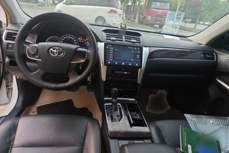 Used Toyota Camry 2016 2.0E 10th Anniversary Elite Edition Center Console