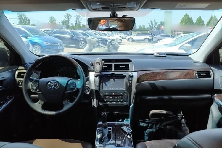 Used Toyota Camry 2016 2.5G 10th Anniversary Deluxe Navigation Edition Center Console