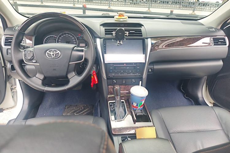 Used Toyota Camry 2016 2.0G 10th Anniversary Leading Edition Center Console
