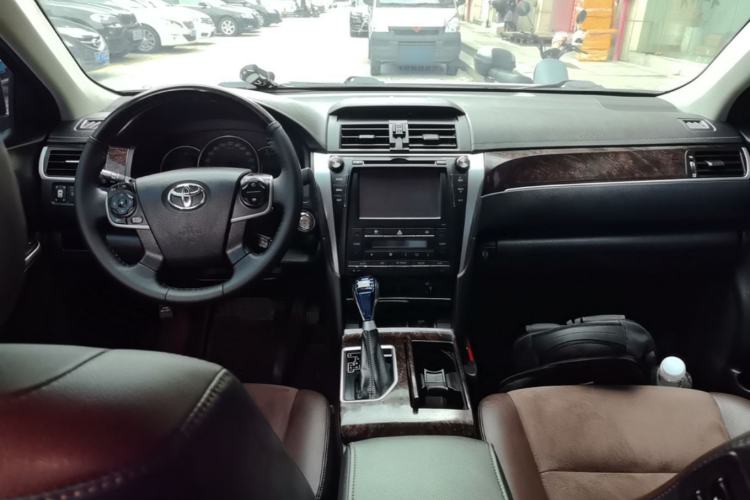 Used Toyota Camry 2016 2.5G 10th Anniversary Deluxe Navigation Edition Center Console