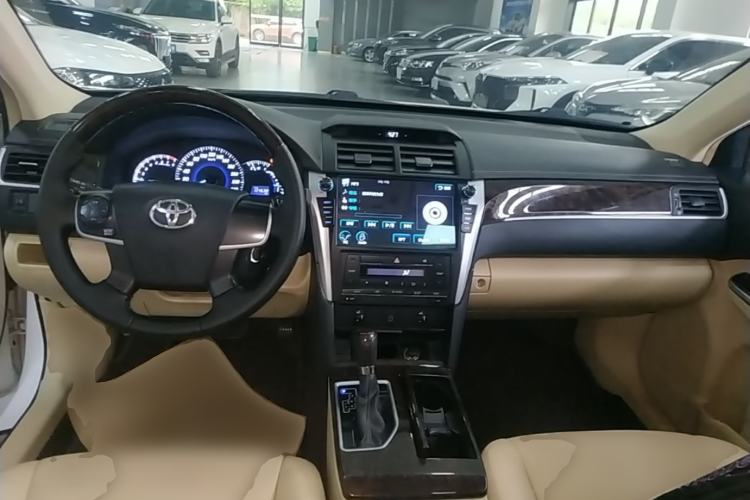 Used Toyota Camry 2016 2.0G 10th Anniversary Leading Edition Center Console