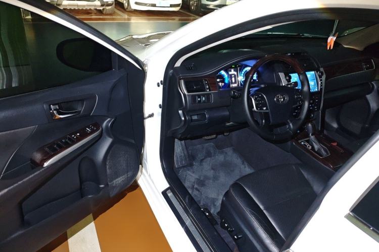 Used Toyota Camry 2016 Dual-Engine 2.5 HG 10th Anniversary Deluxe Navigation Edition Driver Seat