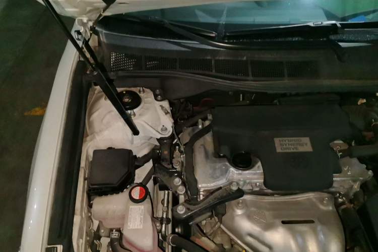 Used Toyota Camry 2016 Dual-Engine 2.5 HG 10th Anniversary Deluxe Navigation Edition Engine Bay Right
