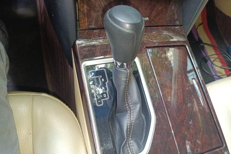 Used Toyota Camry 2016 2.0E 10th Anniversary Elite Edition Gear Lever