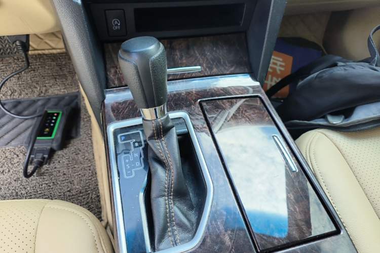Used Toyota Camry 2016 2.0E 10th Anniversary Elite Edition Gear Lever