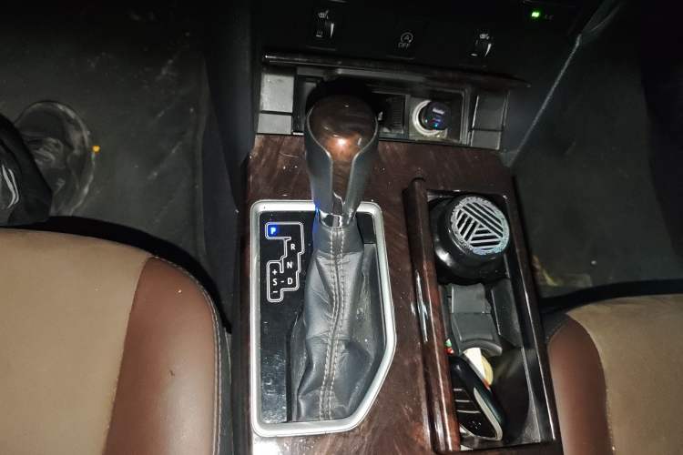 Used Toyota Camry 2016 2.5G 10th Anniversary Deluxe Navigation Edition Gear Lever