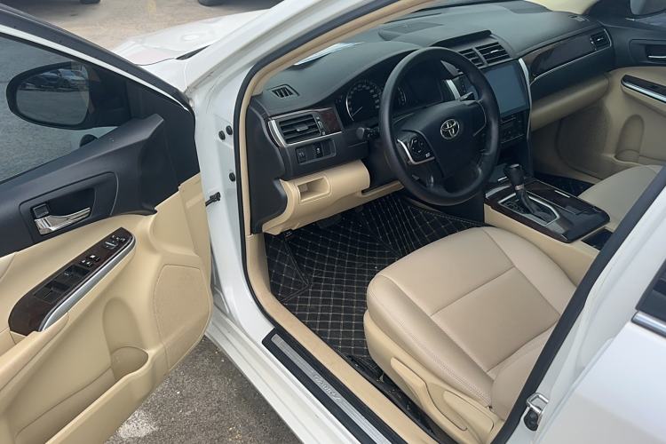 Used Toyota Camry 2016 2.0E 10th Anniversary Elite Edition Interior 2
