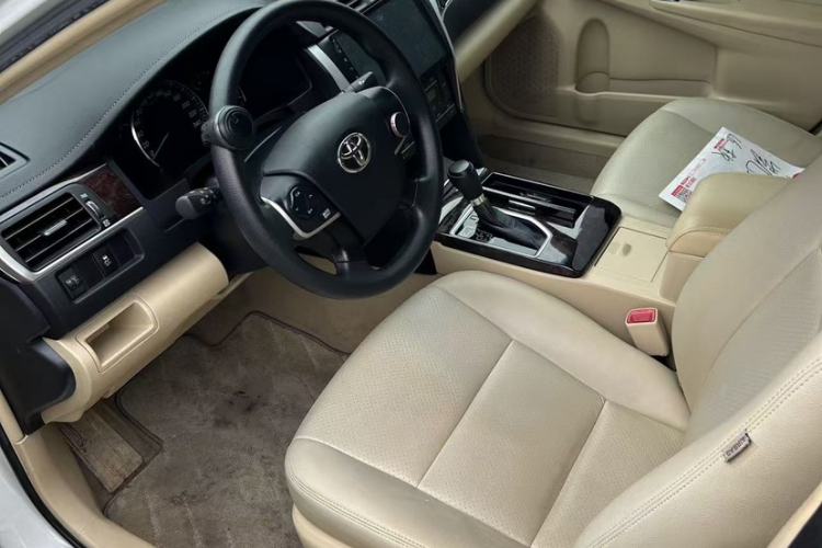 Used Toyota Camry 2016 2.0E 10th Anniversary Elite Edition Interior 3