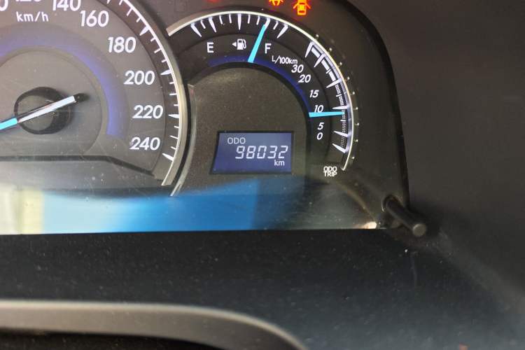 Used Toyota Camry 2016 2.0G 10th Anniversary Leading Edition Odometer Close Up